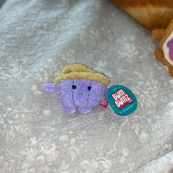 Set of 2 medium food 🥘 bumbumz, blueberry muffin 🫐 and PB&J 🍇 - Picture 2 of 4